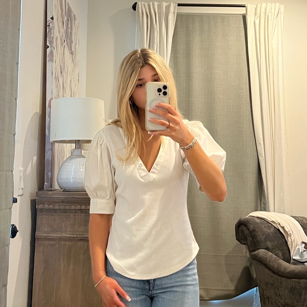 White v neck uff sleeve top